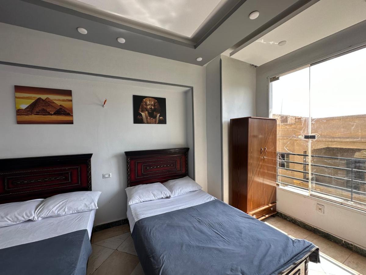 Bed & Breakfast Family Pyramids View *