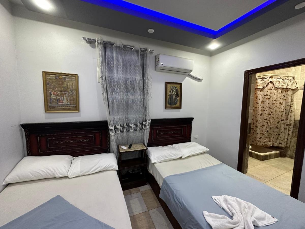 Bed & Breakfast Family Pyramids View *