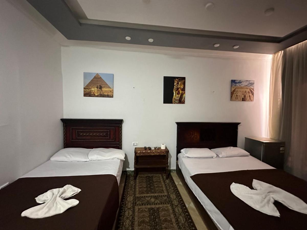 Family Pyramids View Bed & Breakfast